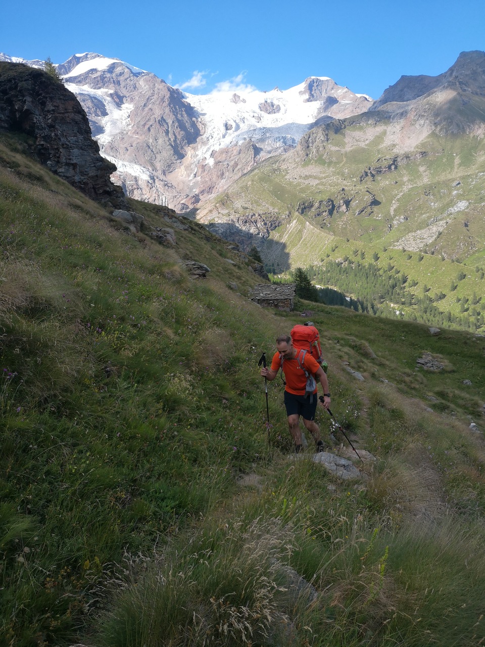 czerwoni Parczewiacy w natarciu - w oddali masyw Monte Rosa