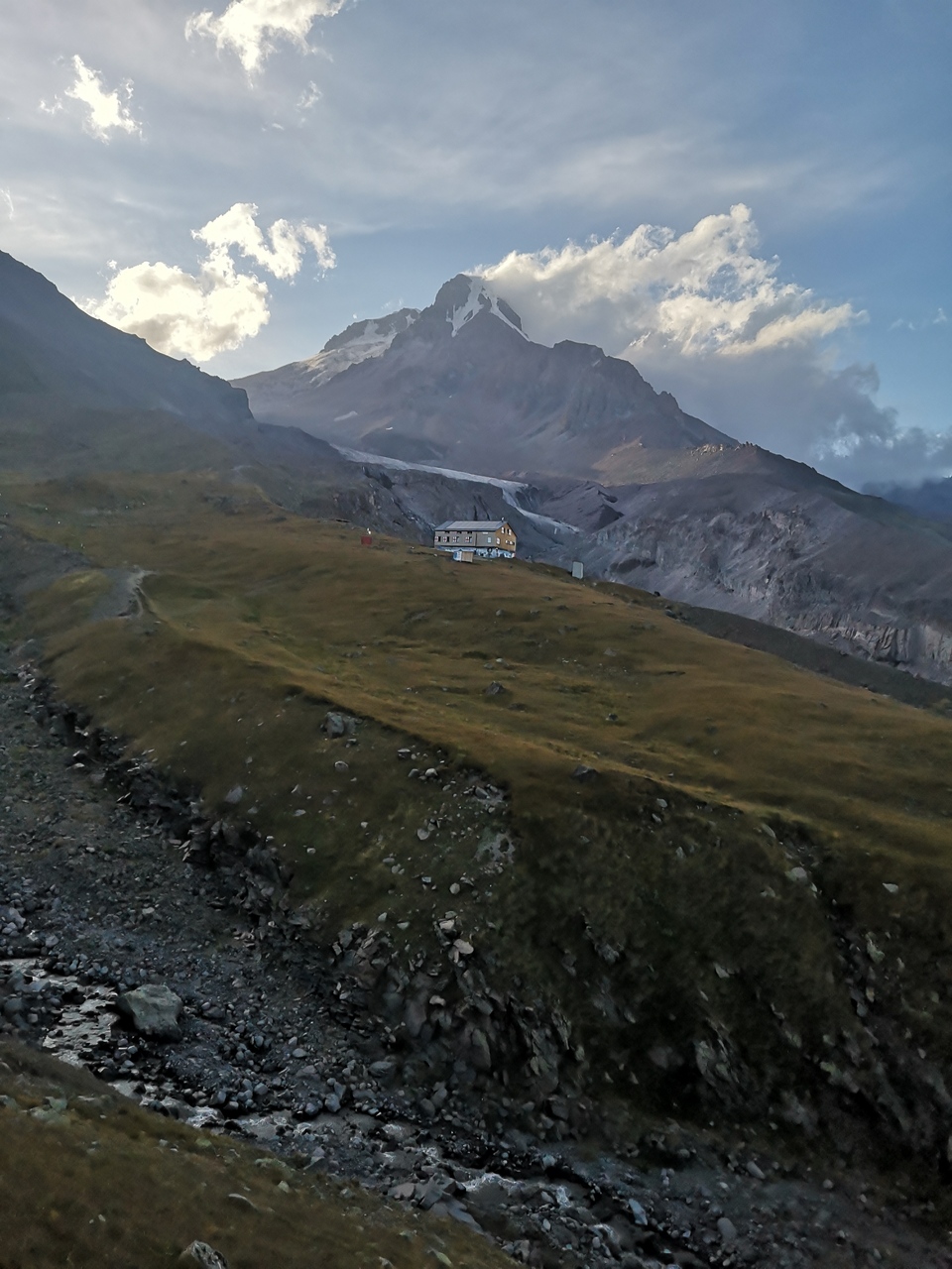 Kazbek na drugim planie