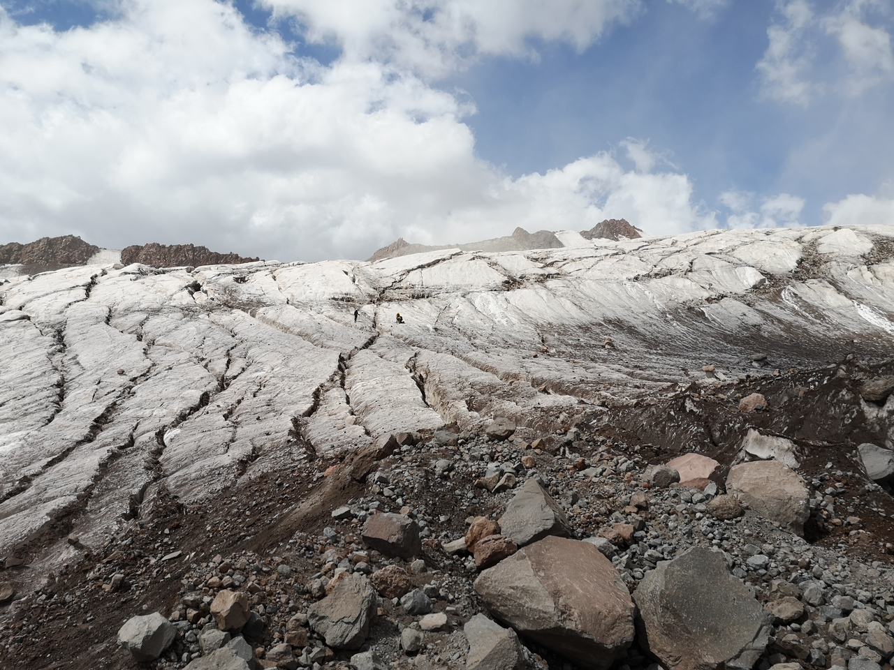 początek lodowca pełnego szczelin