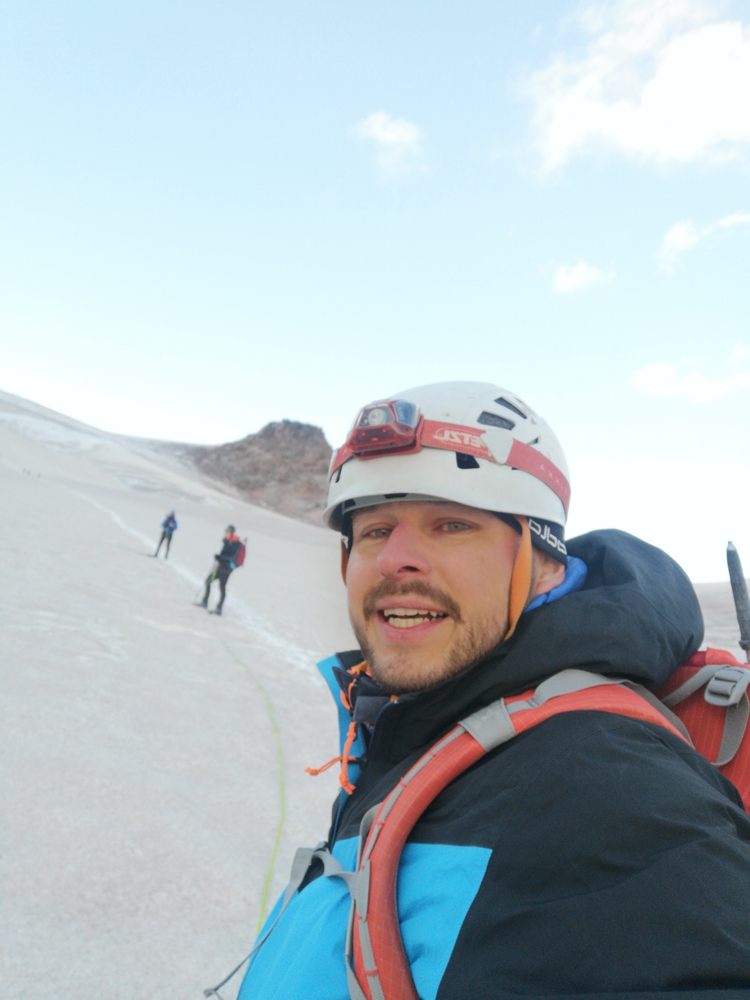 w drodze na szczyt w zespole linowym