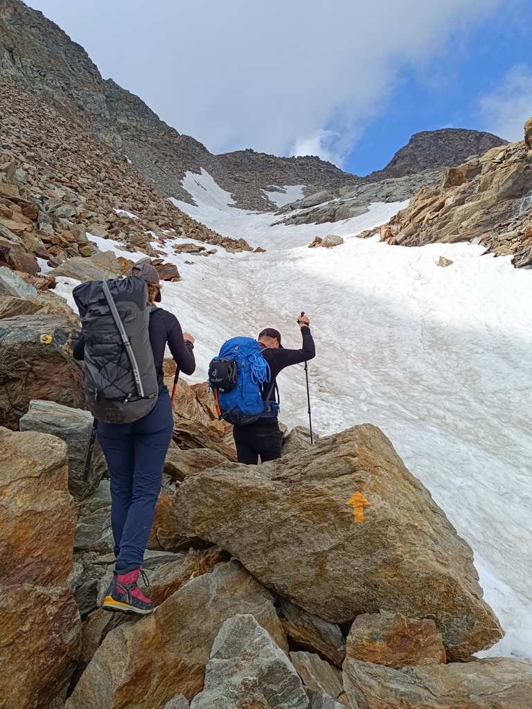 pole śnieżne przed schroniskiem Mantova