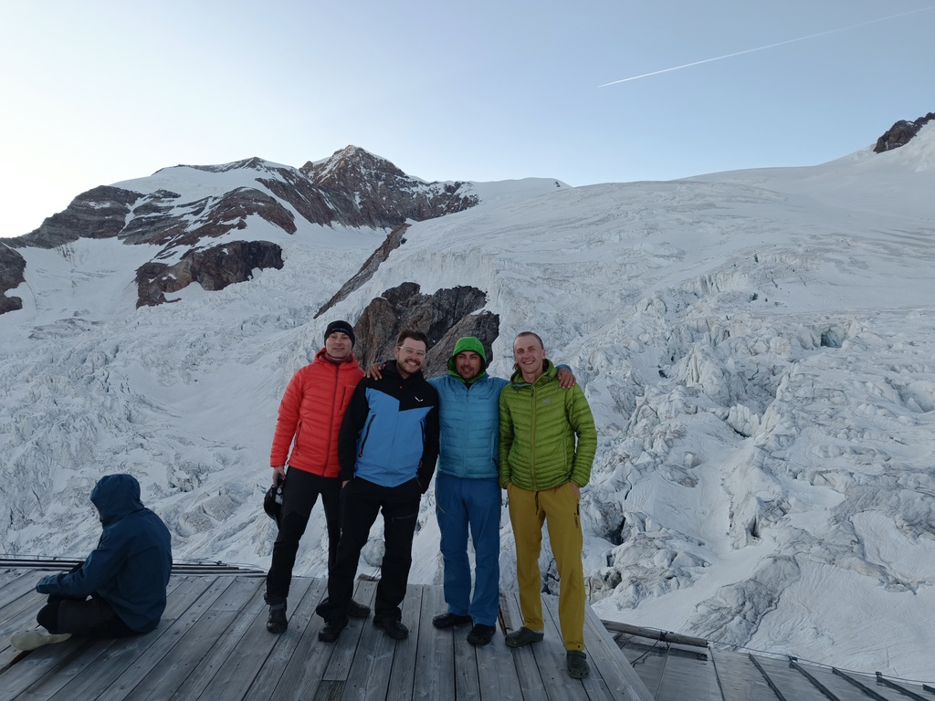 ziomeczki na dachu schroniska Gnifetii