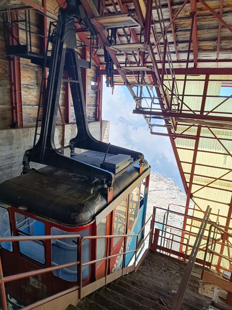 niedziałający wagonik kolejki górskiej