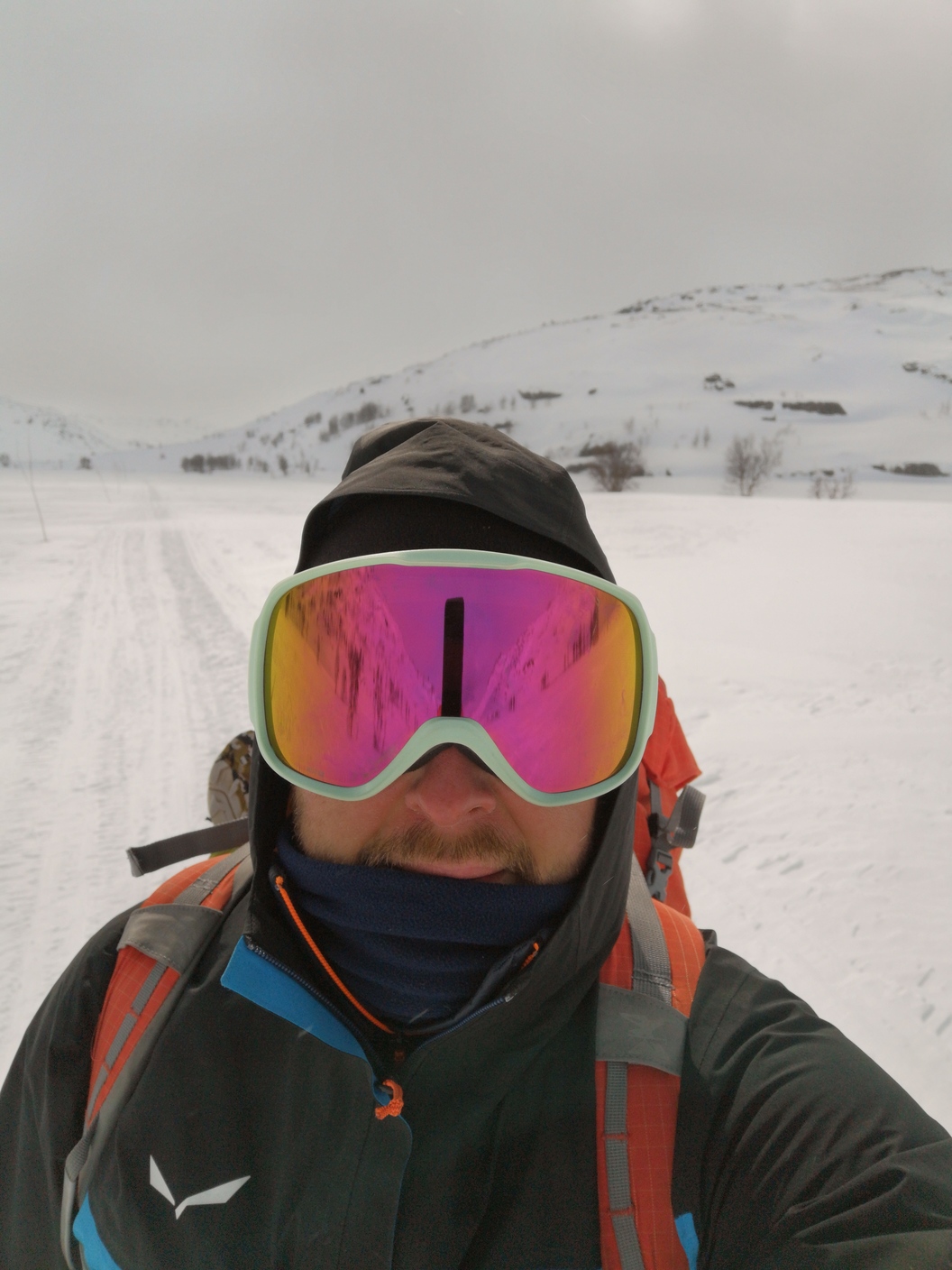 bez dobrych okularów chroniących od wiatru i słońca nie dałbym rady