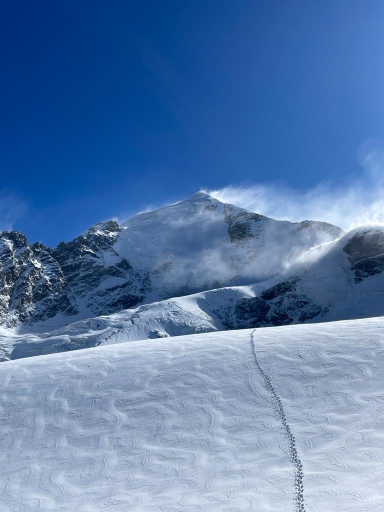 ostra grań Tetnuldi smagana silnym wiatrem