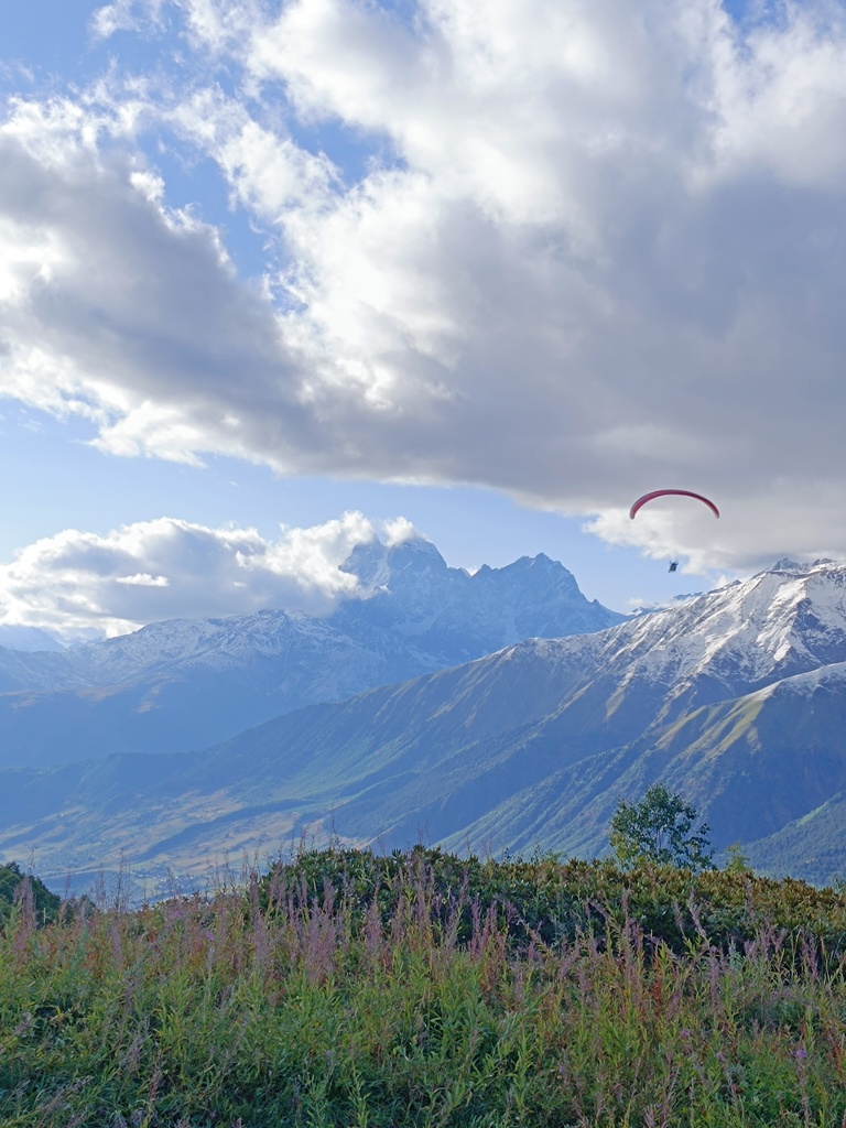 taki to pożyje - paralotniarz z widokiem na Uszbę