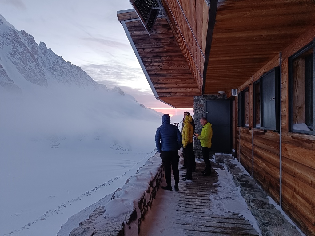 wieczór przy tarasie schroniska Argentiere