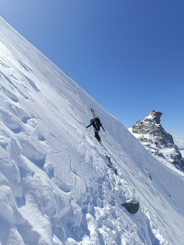 w oddali skała a na niej puszka małego schronu